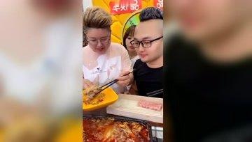 女孩被男孩拐娱乐吃瓜酱,你还记得那个骑着单车载着心爱女孩的男孩吗？
