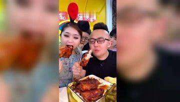 女孩被男孩拐娱乐吃瓜酱,你还记得那个骑着单车载着心爱女孩的男孩吗？