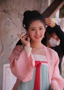 娱乐圈赵露思吃瓜,从卖惨到争议，娱乐圈新晋小花如何应对舆论漩涡